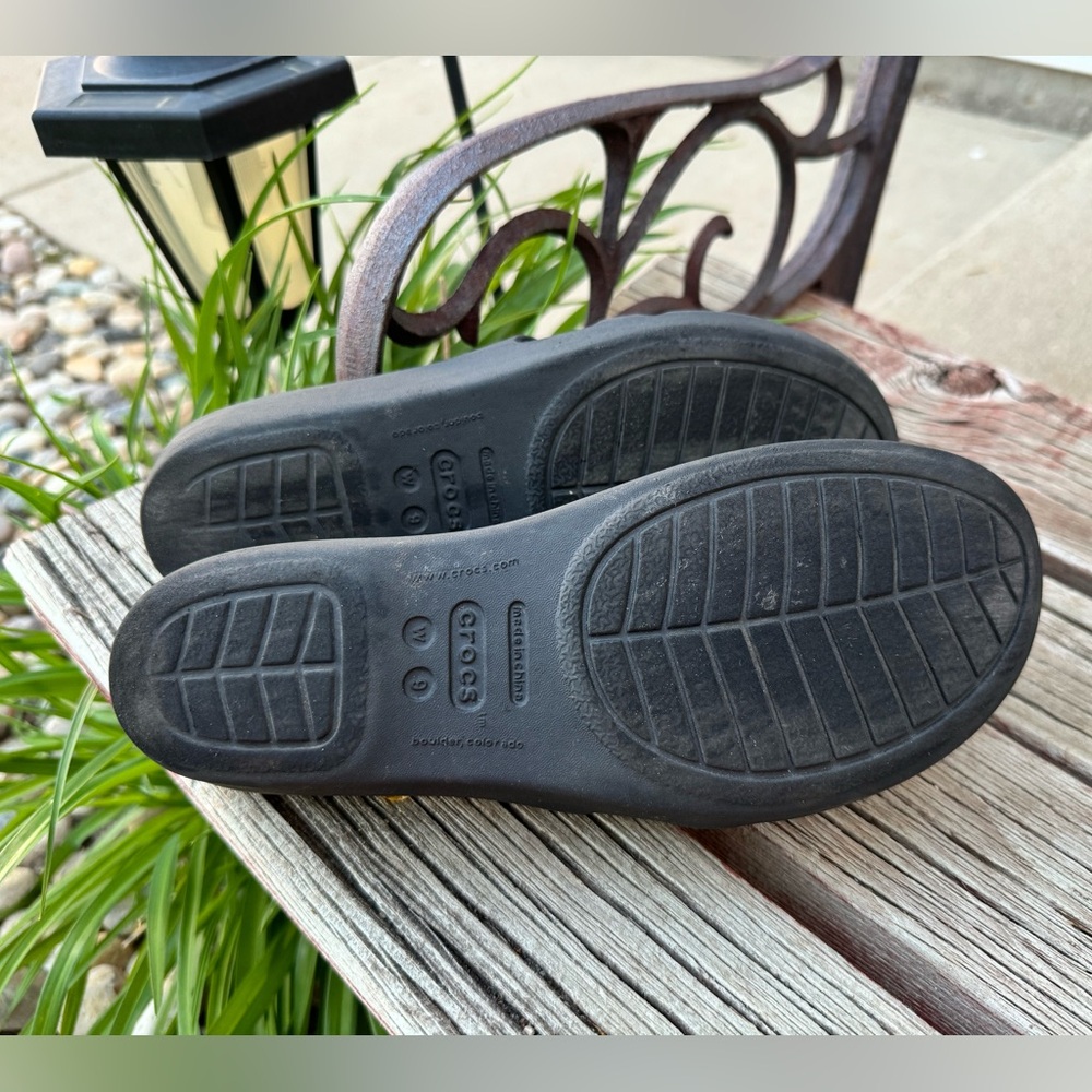 Crocs women’s low wedge sandals. - Picture 4 of 5